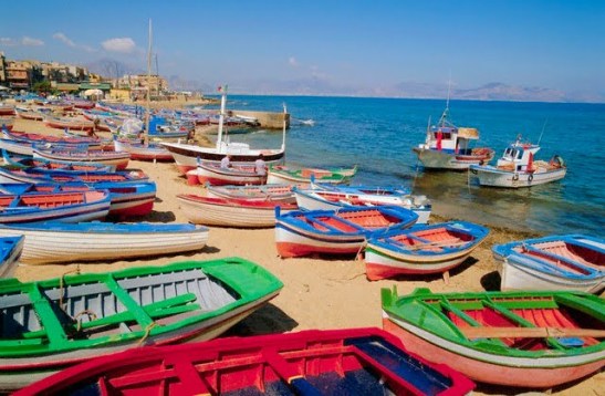 The fishermen sometimes plonk outboard motors on the back of these but they also use the oars to sneak up silently - it depends which type of fish they are after. Fish have seasons, like fruit and veg, apparently.