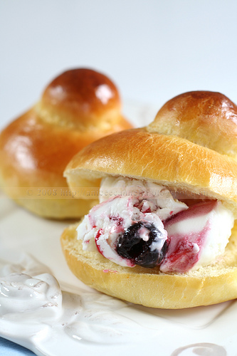 If you want this, ask for "Gelato con brioscia"