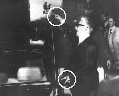 President Giovanni Leone, in 1975, making the sign of the horns