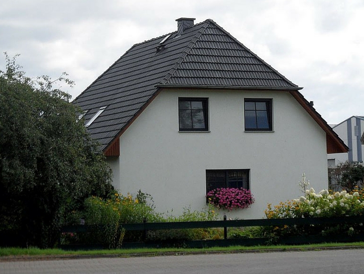 What a rude house, sticking its tongue out at passers by!